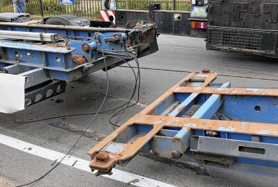 Stundenlange Vollsperrung: LKW-Auflieger in Ragewitz zerbrochen - Aufgrund des zerbrochenen LKW-Aufliegers kam es zu einer stundenlangen Straßensperrung. Foto: Sören Müller