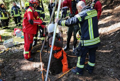 Suche nach vermisster Person in erzgebirgischem Stollen: Einsatzkräfte finden Explosivkörper - Einsatz auf der Sehmatalstraße. Foto: Niko Mutschmann