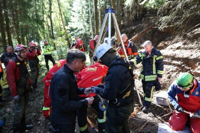 Suche nach vermisster Person in erzgebirgischem Stollen: Einsatzkräfte finden Explosivkörper - Die Spezialisten vom Landeskriminalamt waren gegen 14.30 Uhr am Einsatzort und haben um kurz nach 15 Uhr den Explosivkörper aus dem Stollen geholt. 