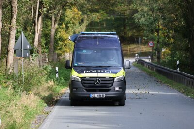 Suche nach vermisster Person in erzgebirgischem Stollen: Einsatzkräfte finden Explosivkörper - Die Spezialisten vom Landeskriminalamt waren gegen 14.30 Uhr am Einsatzort und haben um kurz nach 15 Uhr den Explosivkörper aus dem Stollen geholt. 