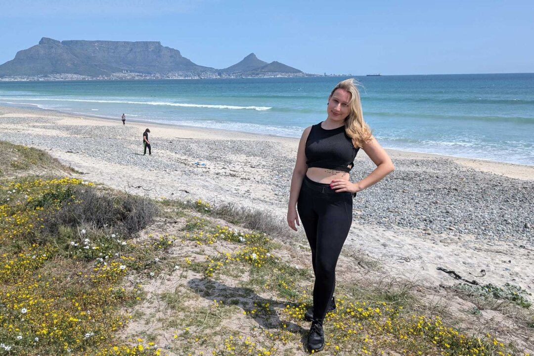 Südafrika: Wilde Natur am Fuße des Tafelbergs... - Diesmal führte mich meine Reise nach Kapstadt, Südafrika. Im Hintergrund sieht man den Tafelberg (l.) und den Lion's Head (r.).