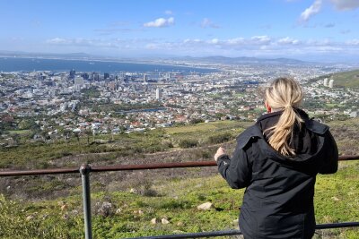 Südafrika: Wilde Natur am Fuße des Tafelbergs... - Blick von der Tafelberg-Gondelstation auf Kapstadt.