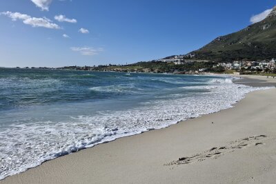 Südafrika: Wilde Natur am Fuße des Tafelbergs... - In Kapstadt selbst sind der Clifton Beach und der Camps Bay Beach (beide direkt nebeneinander und durch Felsformationen abgetrennt) die schönsten Strände.