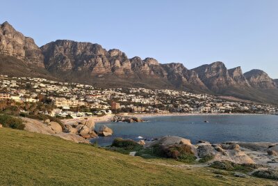 Südafrika: Wilde Natur am Fuße des Tafelbergs... - Die Rückseite des Tafelbergs mit den 12 Aposteln. Der Strand heißt Camps Bay und ist Schauplatz vieler Reicher.