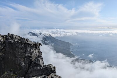 Südafrika: Wilde Natur am Fuße des Tafelbergs... - Auch Wanderfreunde kommen in Südafrika auf ihre Kosten. Blick vom Tafelberg auf Kapstadt.