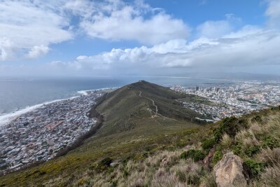 Südafrika: Wilde Natur am Fuße des Tafelbergs... - Auch Wanderfreunde kommen in Südafrika auf ihre Kosten. Blick vom Lion's Head Gipfel auf Kapstadt.