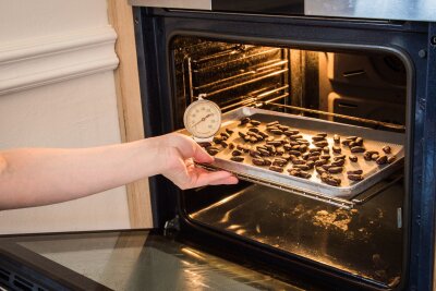 Süßes selbst gemacht: So werden Sie zum Chocolatier - Der Röstvorgang hat einen wesentlichen Einfluss auf das spätere Aroma der Schokolade.