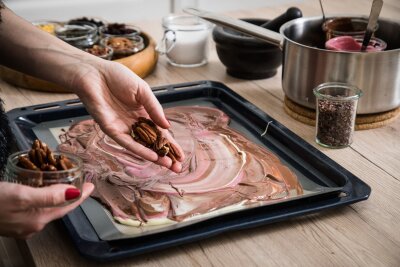 Süßes selbst gemacht: So werden Sie zum Chocolatier - Beim Dekorieren der Schokolade sind der Fantasie keine Grenzen gesetzt.