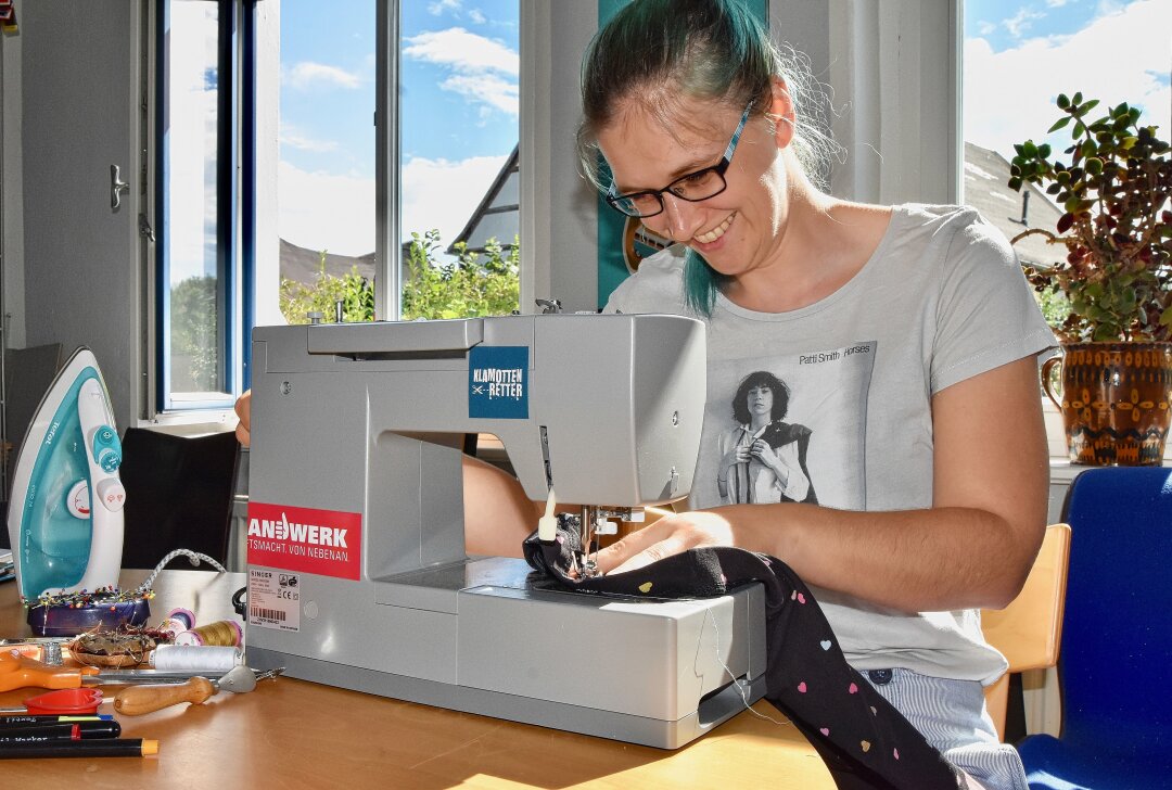 "Super-Gau Fast Fashion": Chemnitzerin repariert Kleidung, anstatt sie wegzuwerfen - Henriette Helmstedt in ihrem Element - an der Nähmaschine. Foto: Steffi Hofmann