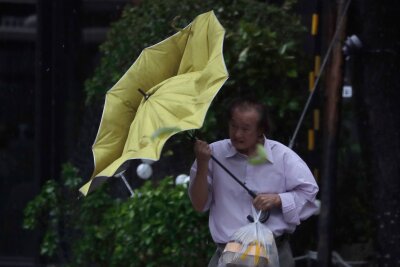 Super-Taifun "Kong-rey" wütet auf Philippinen und in Taiwan - Den Behörden zufolge ereigneten sich bereits vor Anlandung des Tropensturms mehr als 100 Unfälle.