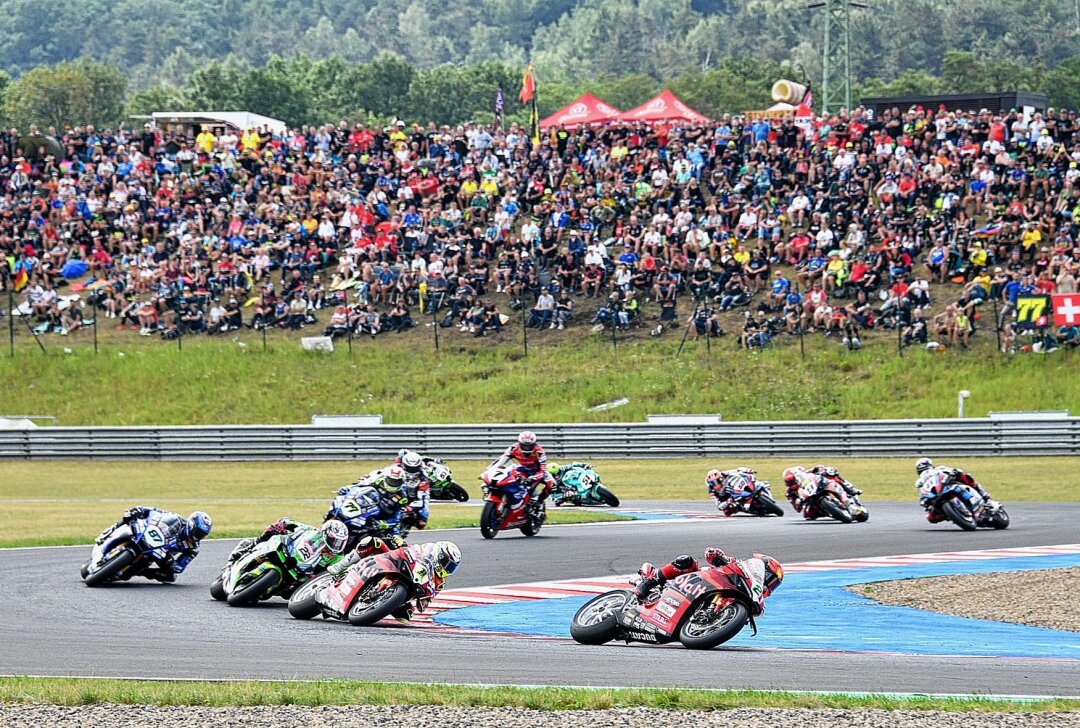 Superbike-Weltmeisterschaft in Most lockt Fans aus Sachsen - Auch die Superbike-WM in Most lockt stets Fan-Scharen an. Foto:Thorsten Horn