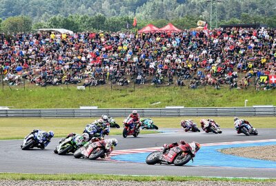 Superbike-Weltmeisterschaft in Most lockt Fans aus Sachsen - Auch die Superbike-WM in Most lockt stets Fan-Scharen an. Foto:Thorsten Horn