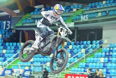 SuperEnduro Riesa wird elektrisiert - Dann wird u. a. der Multi-Weltmeister Taddy Blazusiak mit einem E-Motorrad im Wettkampf-Modus durch die Halle fliegen. Foto: Thorsten Horn