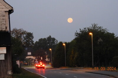 Supermond: Familie aus Mittelsachsen erlebt magischen Moment am Morgenhimmel - Mit einer Handykamera konnte man das Naturschauspiel nur so einfangen.