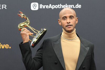 Superstars, Glanz und berührende Momente bei "Bambi"-Gala - Teddy Teclebrhan gewinnt einen Bambi. 