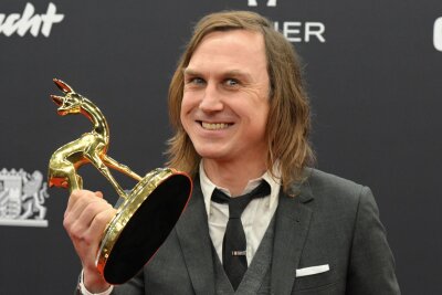 Superstars, Glanz und berührende Momente bei "Bambi"-Gala - Lars Eidinger mit Bambi - er gewinnt in der Sparte Schauspieler national. 