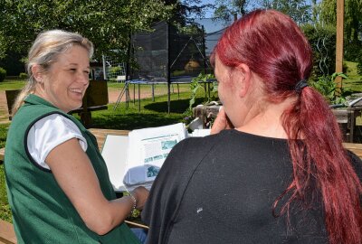 Susanne nutzt ihre Chance: Einrichtung in Burgstädt gibt Müttern Halt - Annett Schreckenbach-Launhardt, die Leiterin des Burgstädter Hauses, im Gespräch mit Susanne, die bis vorigem Oktober in der Mutter-Kind-Gruppe lebte. Foto: Jürgen Sorge