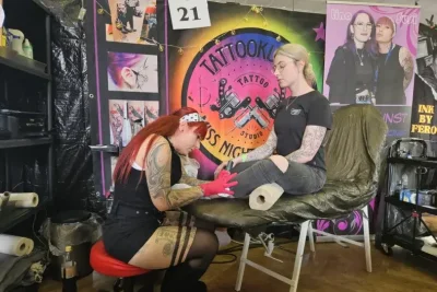 Vom Hobby zur Berufung: Tattoo-Artistin Susi auf der Tattooconvention in Zwickau.