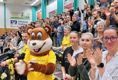 SV 04 Oberlosa: Noch zwei Siege bis zum Aufstieg in die 3. Liga! - Können die Oberlosaer Fans in diesem Jahr den Gewinn der Mitteldeutschen Meisterschaft bejubeln? Foto: Karsten Repert