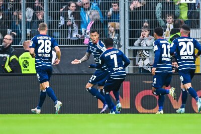 SV Elversberg stoppt den Favoriten aus Hamburg - Davie Selke (2.v.l.) hatte den HSV früh in Führung gebracht.