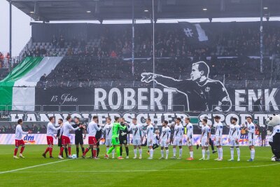 Tabellenführer Hannover verliert klar in Elversberg - Im Gedenken an Robert Enke: Fans von Hannover 96 erinnern an seinem 15. Todestag an den früheren Nationaltorwart.