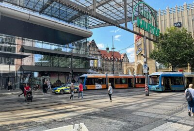 Tätlicher Angriff in Chemnitzer Straßenbahn - Die Polizei verhaftet einen Mann an der Zentralhaltestelle. Foto: Kim Möhle