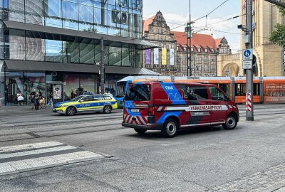 Tätlicher Angriff in Chemnitzer Straßenbahn - Die Polizei verhaftet einen Mann an der Zentralhaltestelle. Foto: Kim Möhle