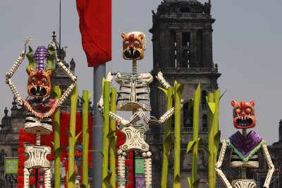 Tag der Toten in Mexiko: Fest am Grab und auf den Straßen - Im zentralen Platz von Mexiko-Stadt sind bis zu zehn Meter hohe Skeletten aus Pappe aufgestellt.