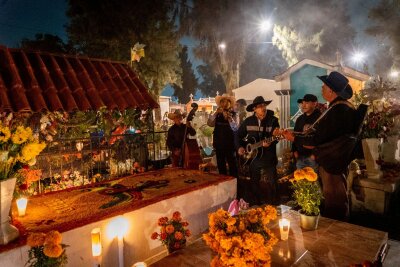 Tag der Toten in Mexiko: Fest am Grab und auf den Straßen - Am Tag der Toten übernachten viele Mexikaner auf dem Friedhof. (Archivbild)