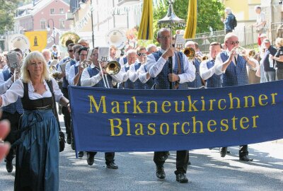 "Tag der Vogtländer" hinterlässt nachhaltige Eindrücke - Das Markneukirchener Blasorchester führte den Festzug an. Foto: Matthias Baumgartl