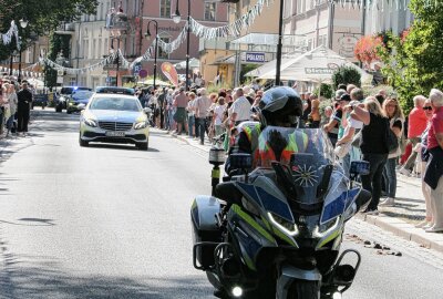 "Tag der Vogtländer" hinterlässt nachhaltige Eindrücke - Per Krad und mit dem Streifenwagen sicherte die Polizei den Festzug ab. Foto: Matthias Baumgartl