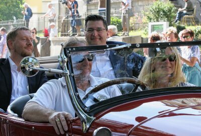 "Tag der Vogtländer" hinterlässt nachhaltige Eindrücke - Sichtlich Freude am Festzug hatten Sachsens Ministerpräsident Michael Kretschmer (links) und der Thomas Hennig, Landrat des Vogtlandkreises. Foto: Matthias Baumgartl