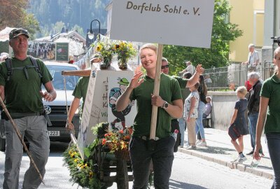 "Tag der Vogtländer" hinterlässt nachhaltige Eindrücke - Siegfried Werner (links) ist frischgebackener Träger der Ehrenamtsauszeichnung "Große Elster" des Staatsbades. Er baute auch den Schauwagen für den Dorfclub Sohl e.V. Foto: Matthias Baumgartl