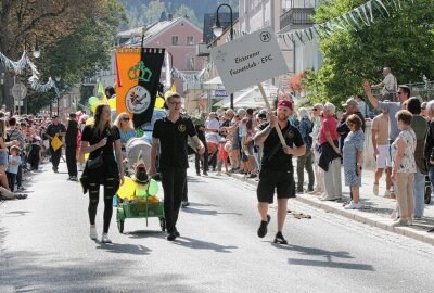 "Tag der Vogtländer" hinterlässt nachhaltige Eindrücke - Der Amerikaner John Conner (rechts) hatte die weiteste Anreise zum "Tag der Vogtländer". Er trug das Schild des Elsteraner Fosnetclubs EFC. Foto: Matthias Baumgartl