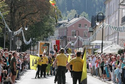 "Tag der Vogtländer" hinterlässt nachhaltige Eindrücke - Die Mitglieder der Fahnengarde Vogtland zeigten ihr Können. Foto: Matthias Baumgartl