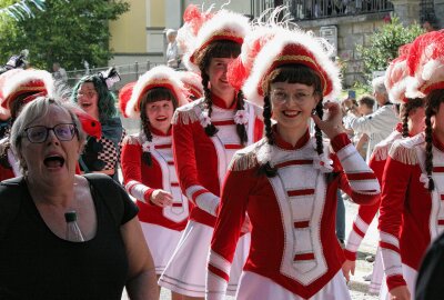 "Tag der Vogtländer" hinterlässt nachhaltige Eindrücke - Prächtige Stimmung herrschten bei den Mädels vom Adorfer Carnevalverein. Foto: Matthias Baumgartl