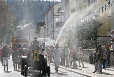 "Tag der Vogtländer" hinterlässt nachhaltige Eindrücke - "Heilwasser" verspritzte der Historische Spritzenzug Grünbach-Muldenberg. Foto: Matthias Baumgartl