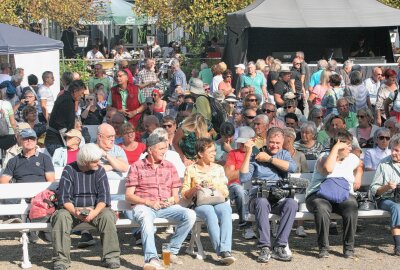 "Tag der Vogtländer" hinterlässt nachhaltige Eindrücke - Kein Platz blieb frei vor der Eröffnung des "Tages der Vogtländer". Foto: Matthias Baumgartl