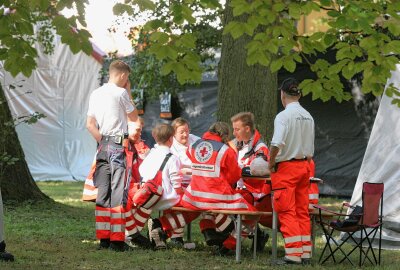 "Tag der Vogtländer" hinterlässt nachhaltige Eindrücke - Letzte Einsatzbesprechung der Kameraden und Kameradinnen des Deutsche Roten Kreuzes, Bereitschaften des Vogtlandkreises. Foto: Matthias Baumgartl