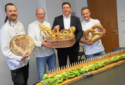 Tag des Brotes: Vogtländische Innungsbäcker auf Besuch im Plauener Landratsamt - Der Plauener Torsten Aust(li.), Jörg Schürer aus Morgenröthe-Rautenkranz und der Herlasgrüner André Knüpfer (re.) überraschen Landrat Thomas Hennig (CDU) mit Gastgeschenken frisch aus der Backstube. Foto: Thomas Voigt