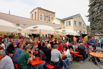 Tag des Deutschen Bieres in Gersdorf mit viel Trubel und guten Nachrichten für Biertrinker - Der Hof der Glückauf-Brauerei Gersdorf war am Sonntag beim Frühschoppen zum Tag des Deutschen Bieres bestens gefüllt. Foto: Markus Pfeifer