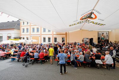 Tag des Deutschen Bieres in Gersdorf mit viel Trubel und guten Nachrichten für Biertrinker - Bei angenehmen Temperaturen verweilten die Besucher lange. Foto: Markus Pfeifer