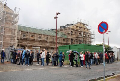 Tag des Offenen Denkmals: Freiberger Bahnhof öffnet seine Tore für die Zukunft - Auch bei Regen warteten die Freiberger auf die Bahnhofsführungen. Foto: Renate Fischer