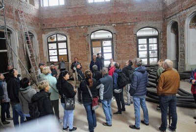 Tag des Offenen Denkmals: Freiberger Bahnhof öffnet seine Tore für die Zukunft - Während des Führungen in der Bahnhofshalle. Foto: Renate Fischer