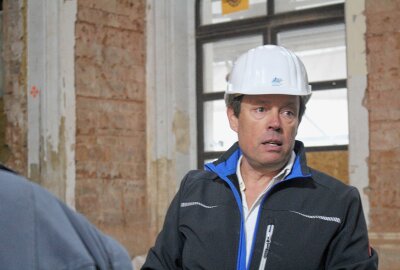 Tag des Offenen Denkmals: Freiberger Bahnhof öffnet seine Tore für die Zukunft - Herr Schönherr- Hochbauamts-Mitarbeiter-leitet eine Führung. Foto: Renate Fischer