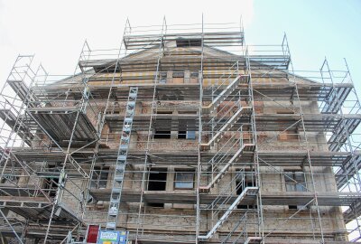 Tag des Offenen Denkmals: Freiberger Bahnhof öffnet seine Tore für die Zukunft - Die Westfassade. Foto: Renate Fischer