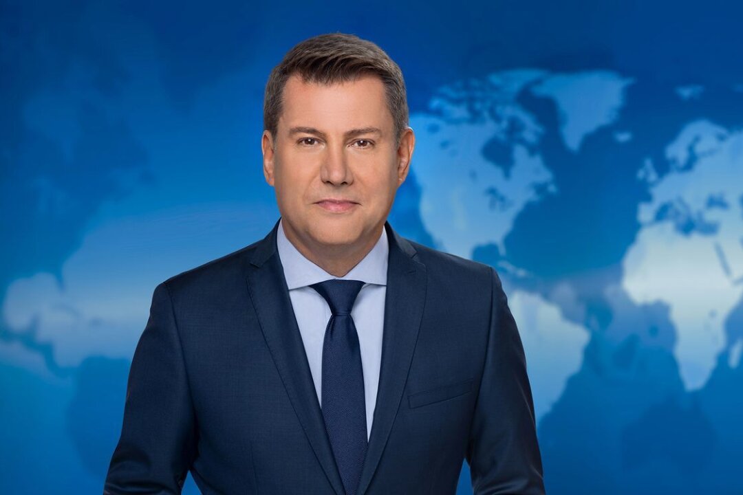 "Tagesschau"-Sprecher rät in Schöneberger-Podcast zur "Nachrichtenvermeidung" - Jens Riewa, Chefsprecher der "Tagesschau", plädiert für einen bewussten Nachrichtenkonsum.