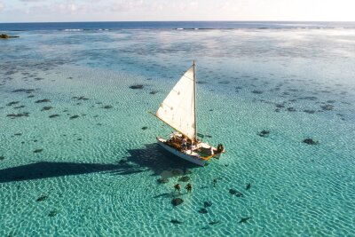 Tahiti: In Schräglage durch die Lagune - Ein Meisterstück: das Doppelrumpfkanu "Vaapiti" im seichten Wasser vor der Küste Mooreas.