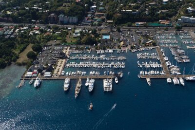 Tahiti: In Schräglage durch die Lagune - Marina von Papeete: Paddeln ist bis heute Nationalsport in Tahiti, aber nur wenige Bewohner segeln noch. 