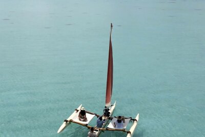 Tahiti: In Schräglage durch die Lagune - Unterwegs mit dem Holopuni: Das Segelkanu greift die traditionelle Bauweise der alten Polynesier auf: ein neun Meter langer, schlanker Rumpf, zwei Ausleger zum Stabilisieren, ein Segel.